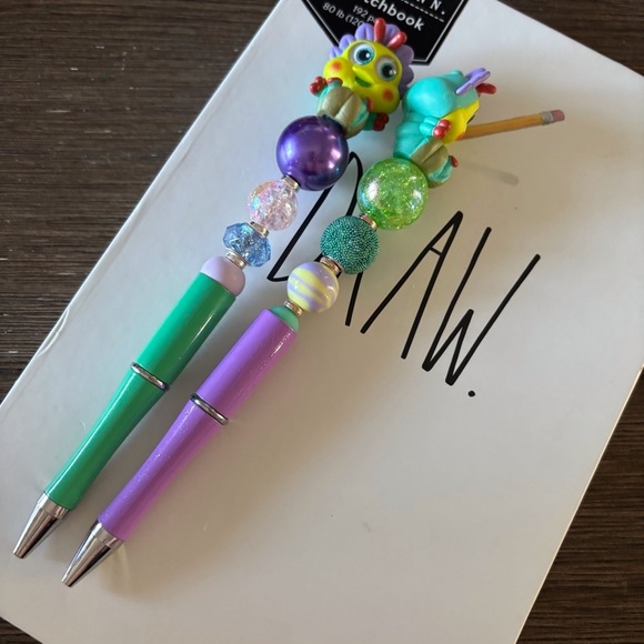 Disney Doorables: A Bug's Life: Baby Heimlich handmade beaded pen - Picture 4 of 4